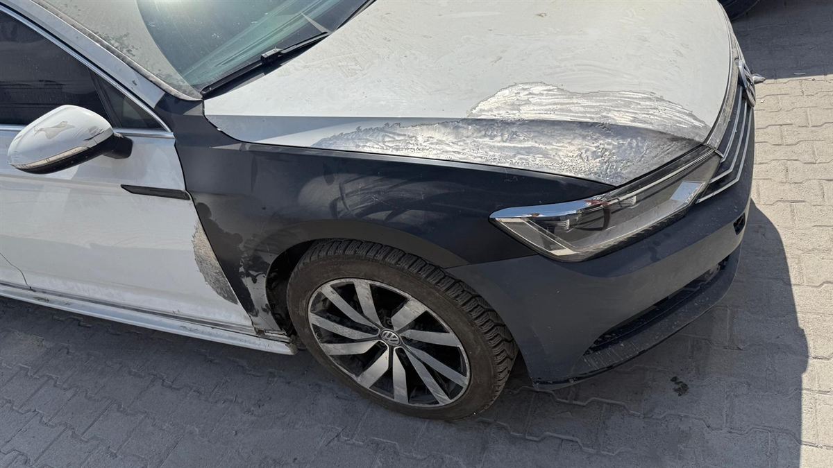 VW Passat ön çamurluk kaporta hasarı