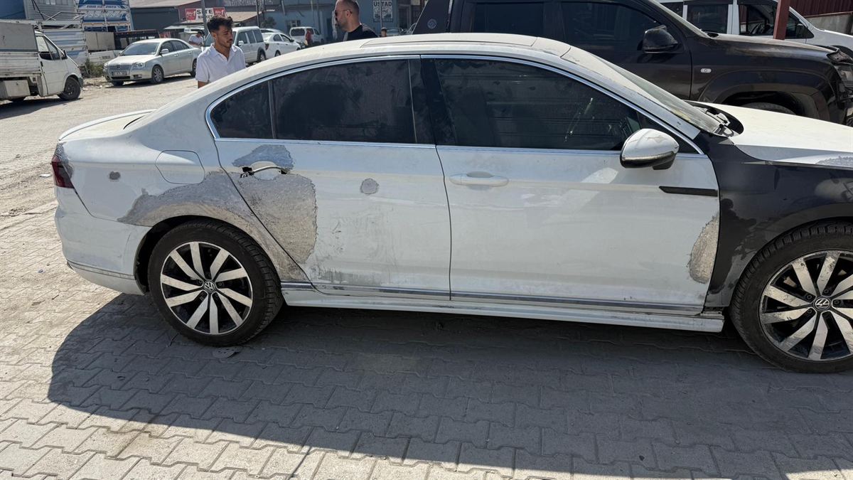 VW Passat yan panel kaporta boya hazırlığı